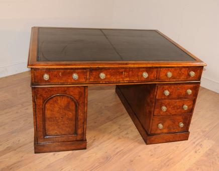 Antique William IV Partenaires Bureau Pedesal genou Trou Bureaux Noyer