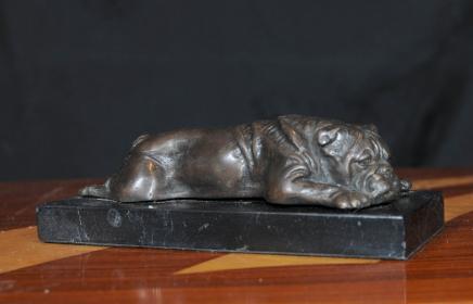English Bulldog Statua Bronzo Lying Bull Dog