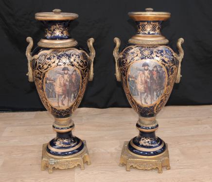 Paar Big Paris Sevres Porcelain Napolean Vasen Urnen Paar Big Paris Sevres Porcelain Napolean Vasen Urnen