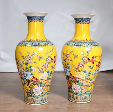 Paar chinesische Ming Yellow Porzellan-Vasen Urnen China Pottery