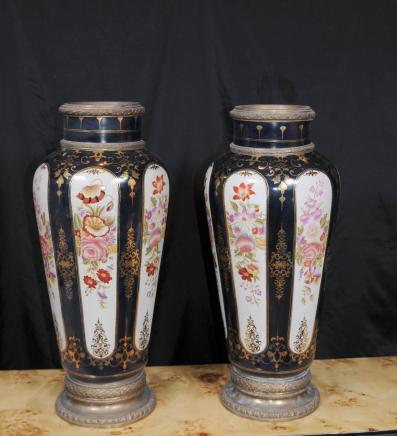 Paire de Paris Sèvres Porcelain Vases Urnes Floral Rose