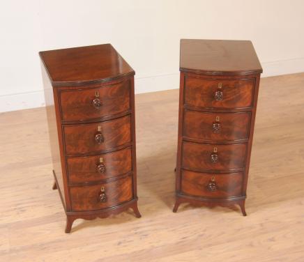 Paire Regency Bow avant de chevet Commodes Chevets Paire Regency Bow avant de chevet Commodes Chevets