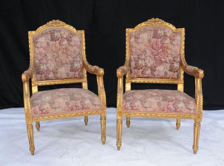 Paire de fauteuils en bois sculpté doré Fauteuils classiques Neo français