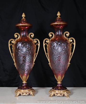 Paire Empire français Couper en verre Amphora Vases Urnes