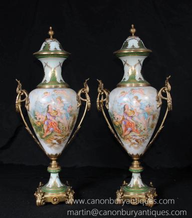 Paire française Sèvres Chérubin Ange Vases Urnes Ormolu