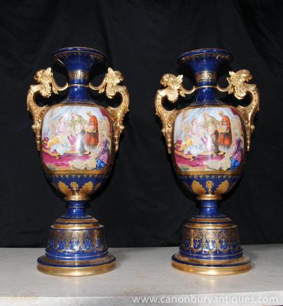 Paire Sèvres Vases en porcelaine Urnes Poignées Griffin