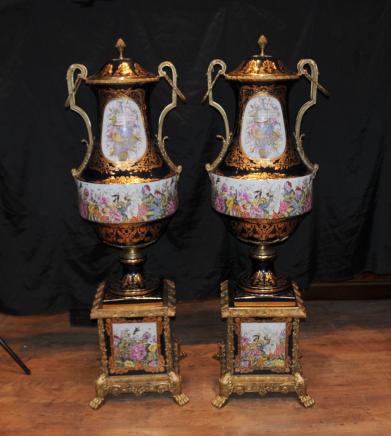 Paire XL urnes en porcelaine de Dresde allemands Vases Stands