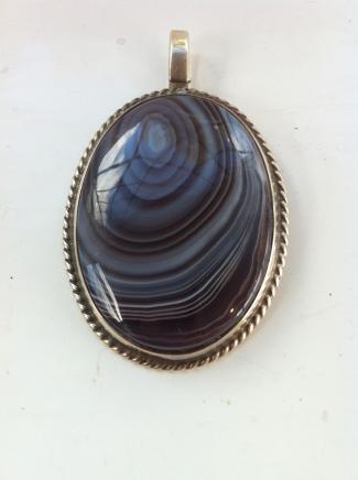 Solid Silver & Agate Pendant Hallmarked London 1975 