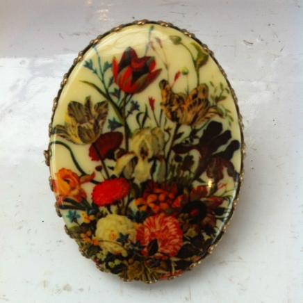 Vintage English Flower Scene Scarf Clip