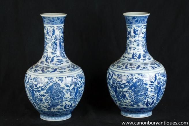 Pair Chinese Blue and White Ming Porcelain Vases Urns Dragon
