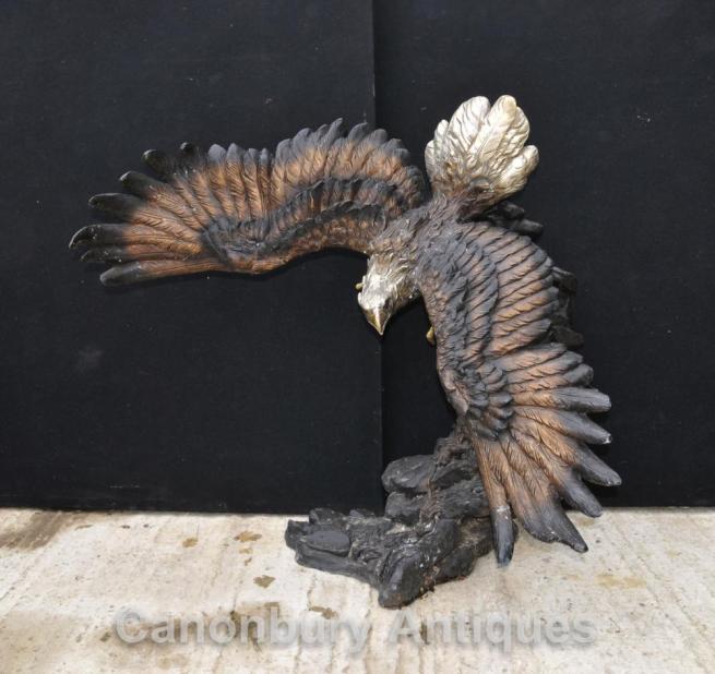Large bronze staue of an American bald eagle