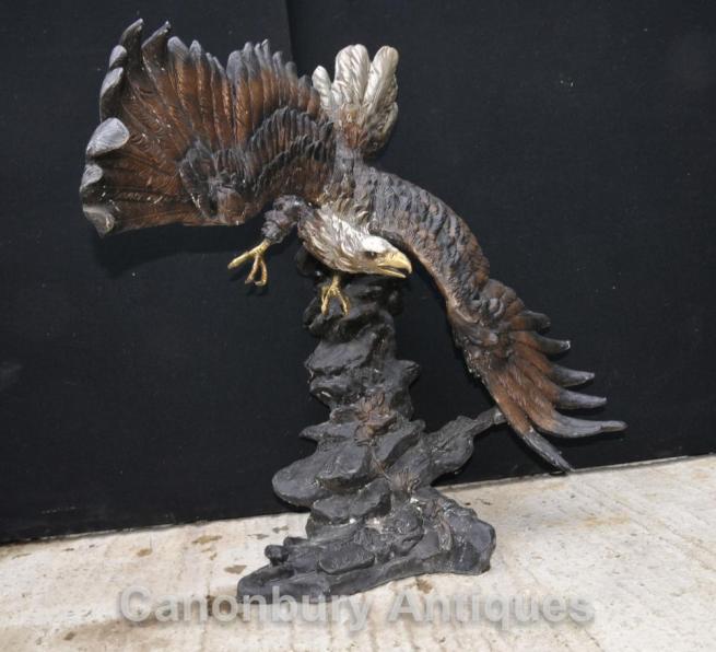 Large bronze staue of an American bald eagle