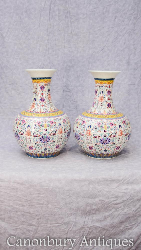 Pair Chinese Qianlong Porcleain Vases Urns Bulbous Shangping Form