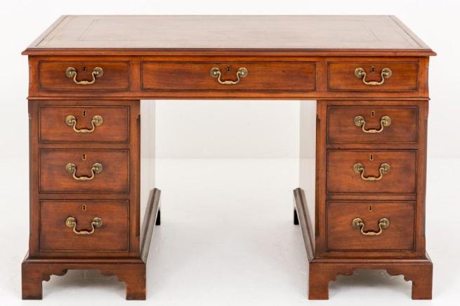Georgian Pedestal Desk in Mahogany Knee Hole